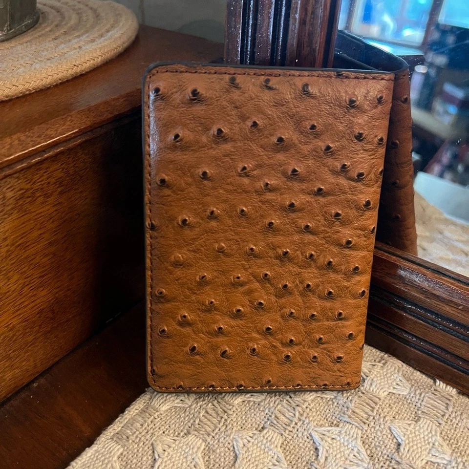 Cartera con cubierta de pasaporte de cuero de avestruz sintético marrón negro 4 pulgadas SIN MARCA por 5,5 pulgadas. Foto 2 de 4