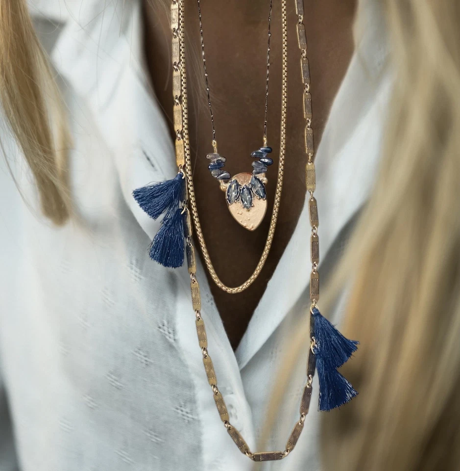 Collar con borla decorativa en capas David Aubrey estrás de vidrio azul cuarzo ahumado