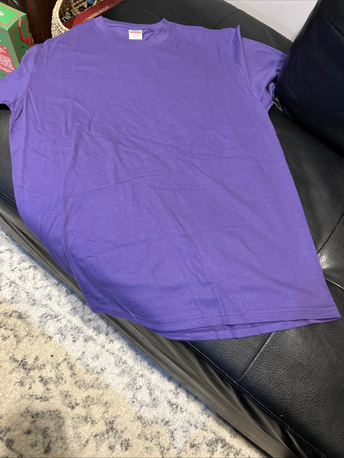 T SHIRT SUPREME TAILLE XL (VIOLET/détail )