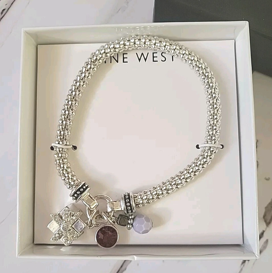 Pulsera Nine West Present Dijes con Cuentas Tono Plata Elastizada Vacaciones Nueva en Caja Foto 3 de 4