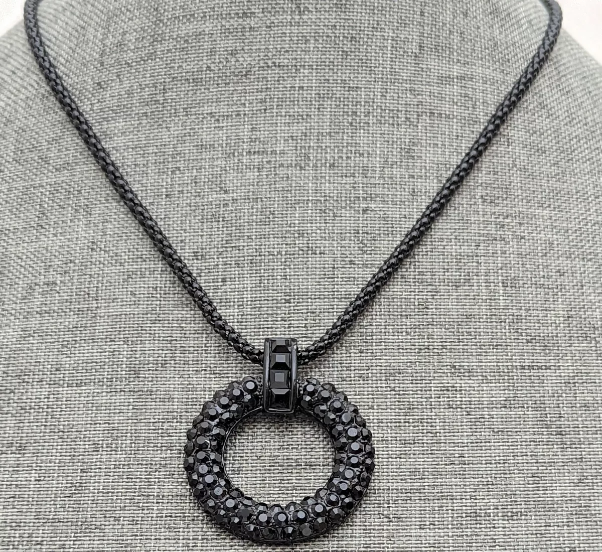 Black sparkly necklace outlet