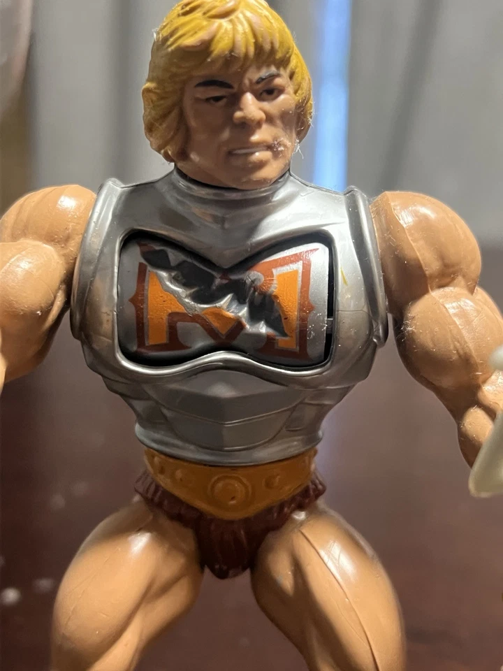 He-Man Battle 受损盔甲带斧头和剑 — 第 2/4 张图片