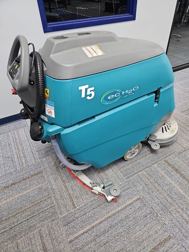 Tennant T5 28" Dual Disk Walk-Behind Floor Scrubber Cleaner w/ec-H2O | 180 Hrs