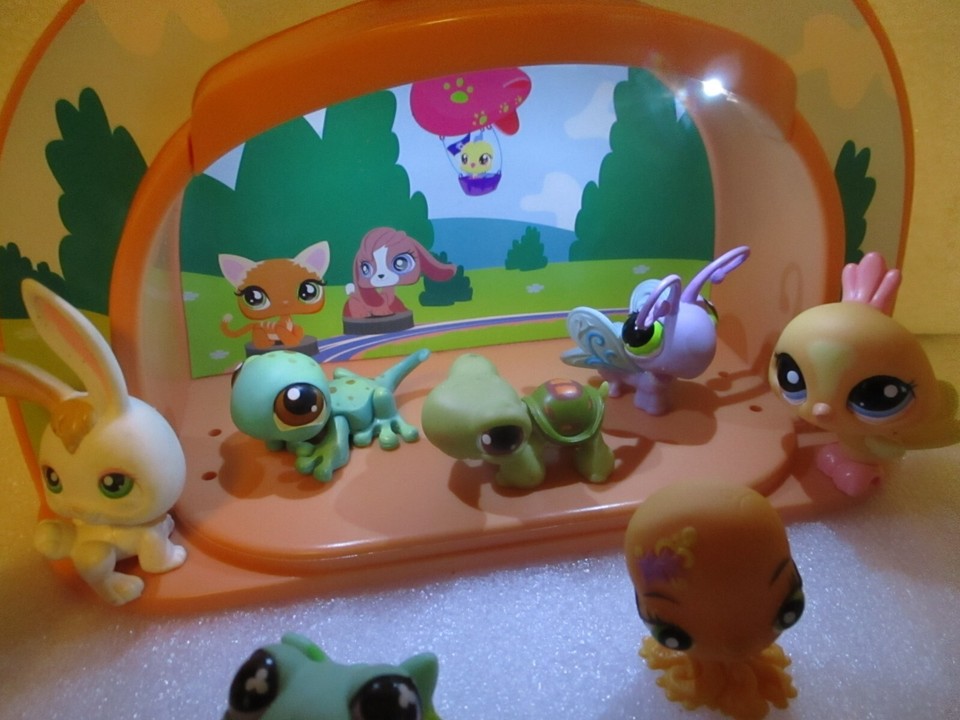 Littlest Pet Shop Lightup stage & 13 animals eBay