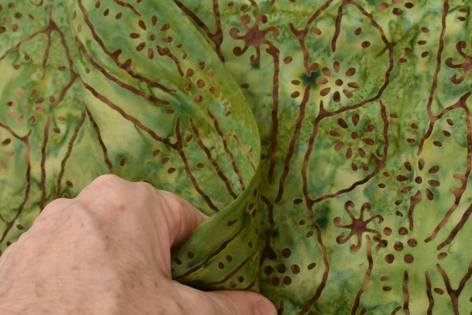 Por 1/2 yarda, tela batik marrón sobre verde, moda/sobre el arco iris/41014-46, M9043 Foto 4 de 4