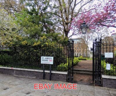 PHOTO  ST JAMES'S SQUARE GARDENS A SMALL PUBLIC GARDEN NEAR THE PALACE OF ST JAM
