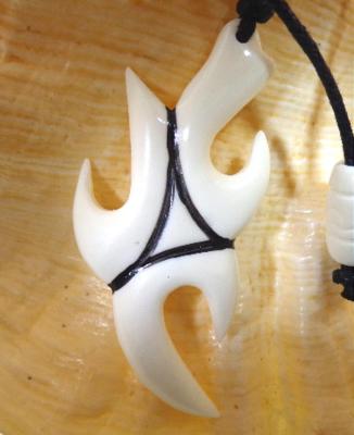 29MM HAND-CARVED 3-IN-1 HAWAIIAN MAKAU FISH HOOKS WATER BUFFALO BONE NECKLACE