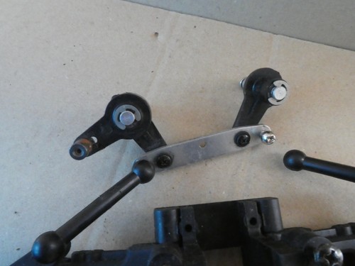 KYOSHO SPIDER FRONT END SUSPENSION BODY MOUNTS - Picture 4 of 9