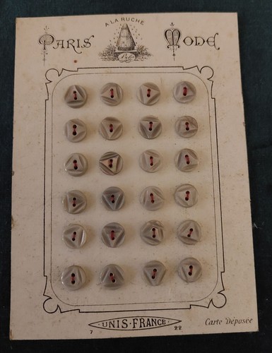 Boutons anciens sur carton nacre grise 8 mm début XXème