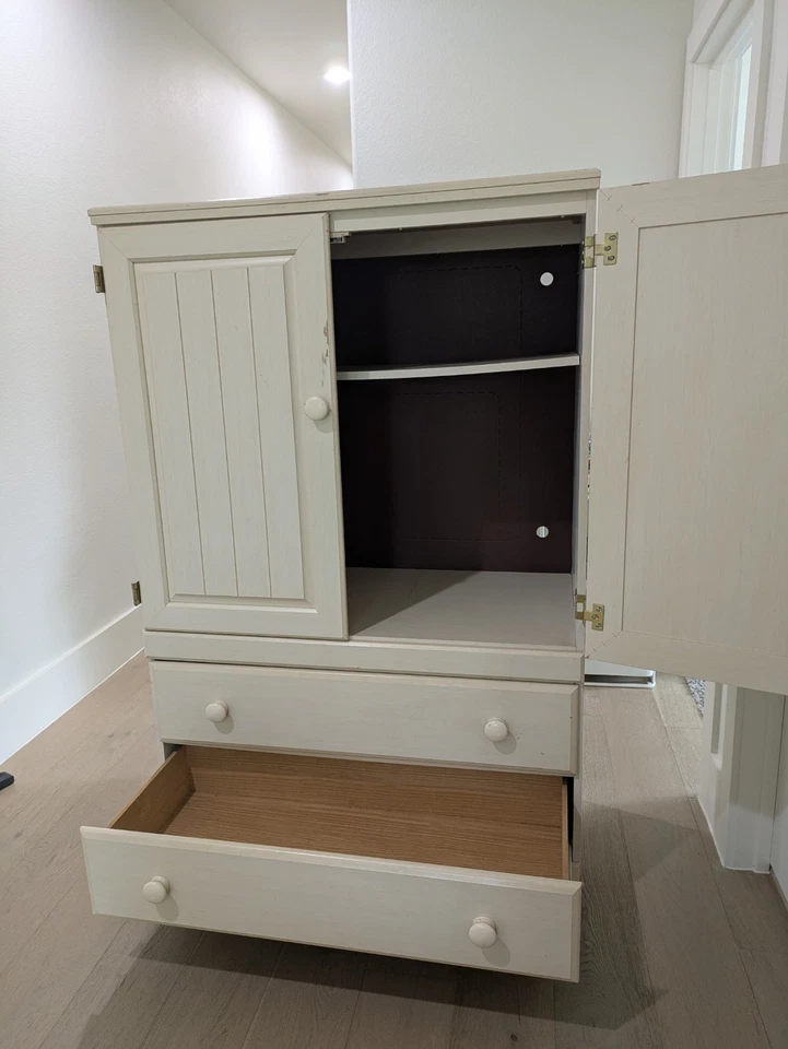 Juego de cama Ashley Furniture - marco de cama tamaño completo, colchón, armario y mesita de noche  Foto 2 de 4