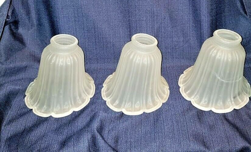 3 abgewinkelte weiße Milchglaskugel mit Blumenoptik dazu