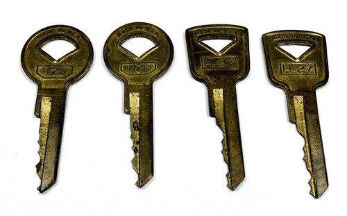 10 Vintage Ford Keys 4 Dealer & Tags 2 Keychains 2 Bulldog Curtis Inc 2 C Copy’s - Picture 8 of 12
