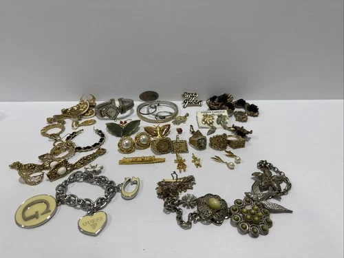 VINTAGE/COSTUME JEWELRY, RINGS, BRACELETS, OVER 20 PIECES