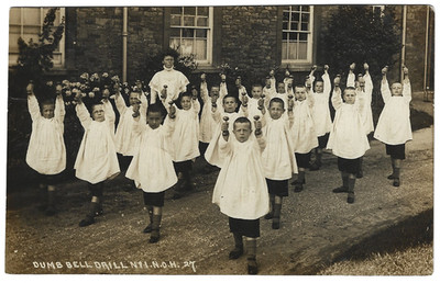 Sozialgeschichte, Schulklasse Hantelbohrmaschine, N.O.H. 27, Foto Postkarte, unbekannt