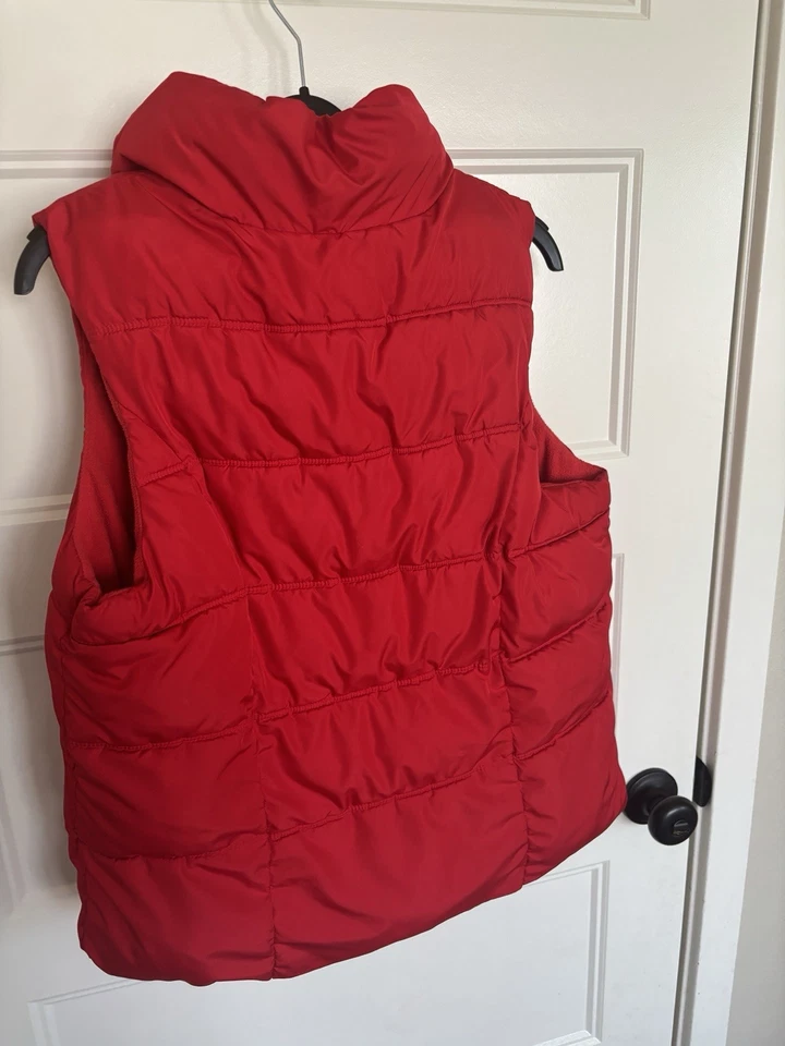 Chaleco acolchado rojo Old Navy para mujer con botones talla grandes bolsillos Foto 4 de 4