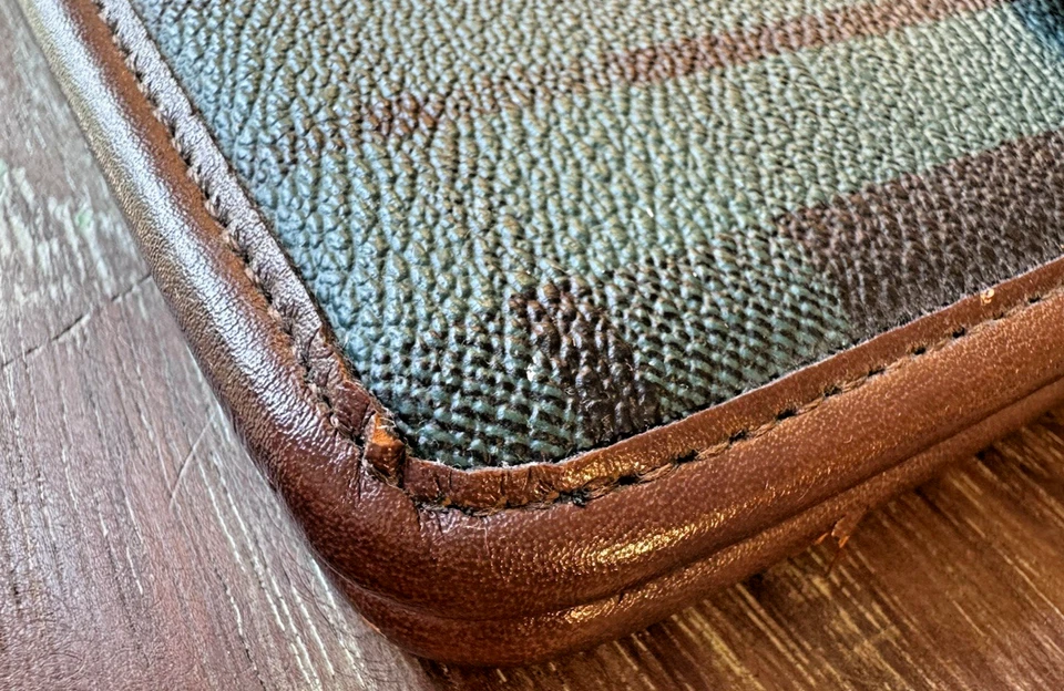 Corbata a cuadros escocesa verde de cuero italiano con logotipo H de colección Foto 4 de 4