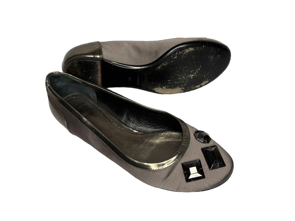 Zapatos planos de ballet satinado con joyas Burberry adornados gris plata para mujer 36 EE. UU. 5,5/6 Foto 2 de 4