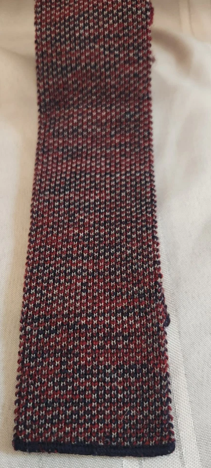 Corbata vintage para hombre roja y azul parte inferior cuadrada de lana de John Henry Foto 2 de 4