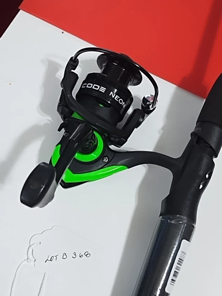 Nueva caña de pescar giratoria Zebco Splash 6' ML 4-8 lb y carrete código 13 neón Foto 2 de 4