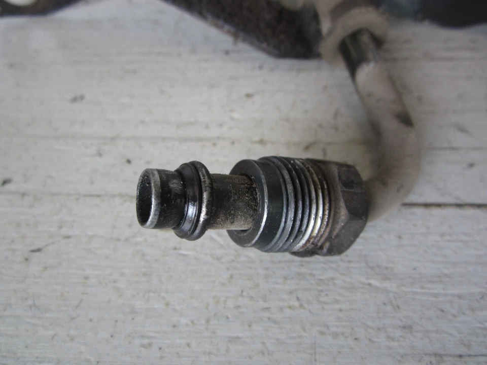 Локоть адаптера линии гидроусилителя 1999 - 2004 Ford F250 F350. Правая и левая сторона. OEM - Изображение 2 из 4