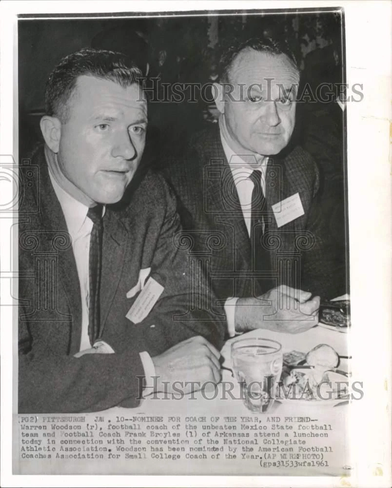 1961年プレスフォトコーチ ウォーレン・ウッドソン、ピッツバーグの昼食会でのフランク・ブロイルズ - 画像1/2