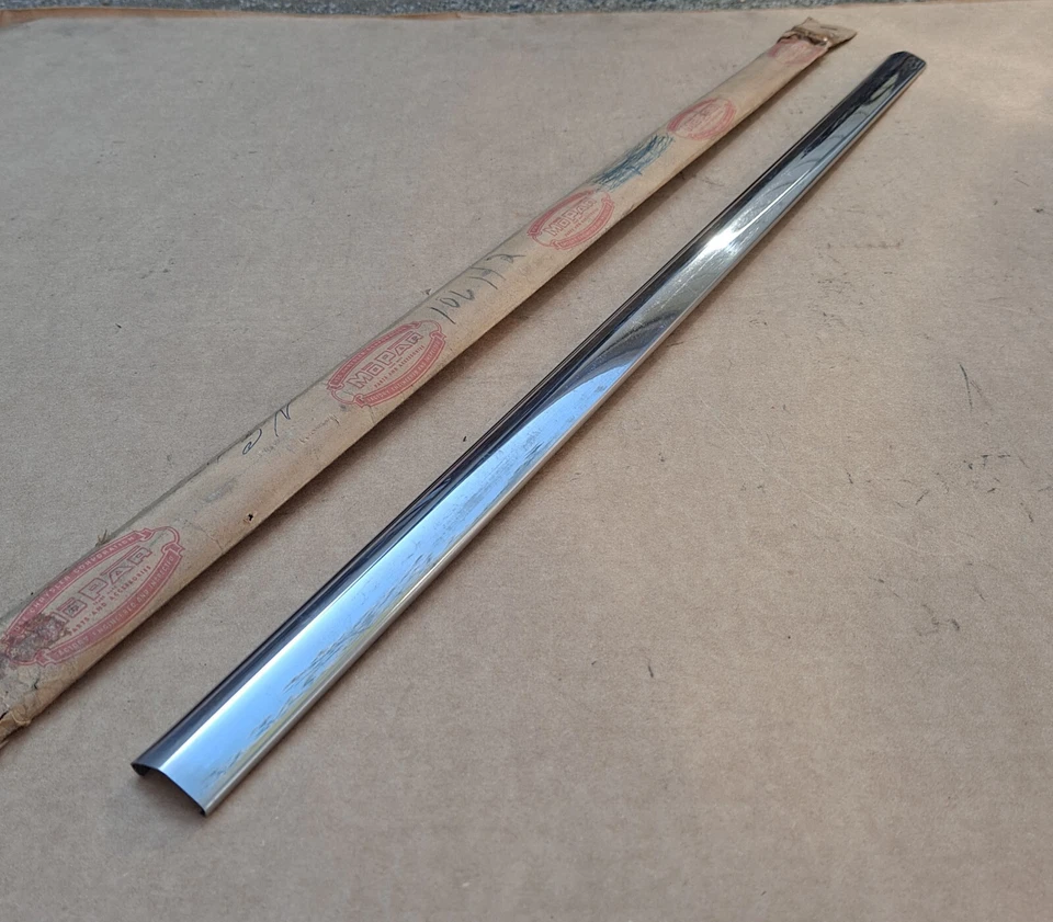 1955 1956 Plymouth Belvedere Savoy Plaza NOS MoPar Frente Esquerda MOLDAGEM DE CINTO DE PORTA - Imagem 2 de 4