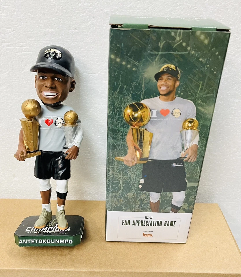 Bonecas troféu e aninhamento Giannis Antetokounmpo BUCKS BOBBLEHEAD MVP & NBA CHAMPS - Imagem 2 de 4