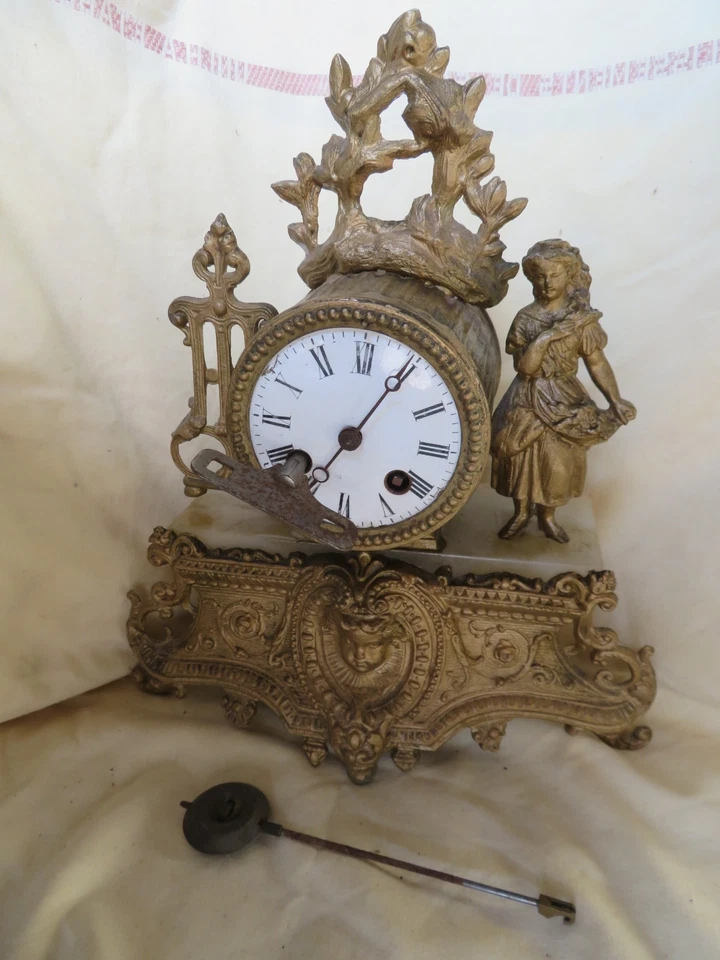 Jolie Horloge à poser 19e romantique en Régule Laiton Doré balancier et clef - Photo 2/4
