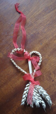 Kleiner Strohhalm Herz Gastgeschenk. Rustikale handgefertigte Maispuppe mit roter Schleife und Aufhänger