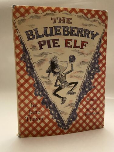 The Blueberry Pie Elf di Jane Thayer PRIMA USA Edizione 1961 Scarso HC/DJ - Foto 1 di 12