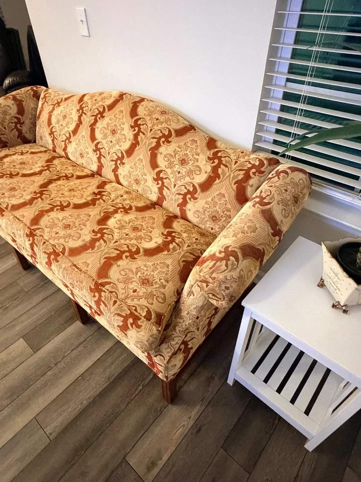 Hickory 椅子 Chippendale 风格桃花心木骆驼背沙发 — 第 3/4 张图片