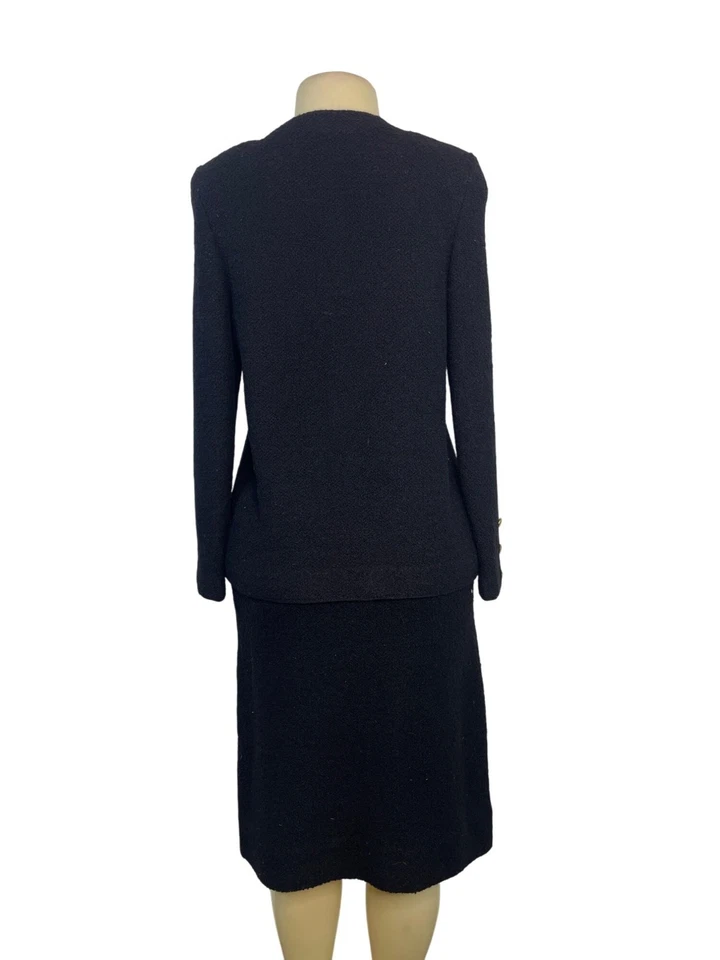 Traje falda bouclé negra vintage con detalles de botones dorados Foto 3 de 4