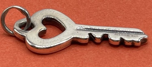 James Avery Liebe ist Schlüssel Charm Anhänger Sterlingsilber ungeschliffene Schleife im Ruhestand - Bild 2 von 2