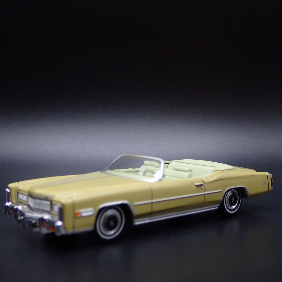 1975 75 CADDY CADILLAC ELDORADO CONVERTIBLE 1:64 SCALE DIORAMA