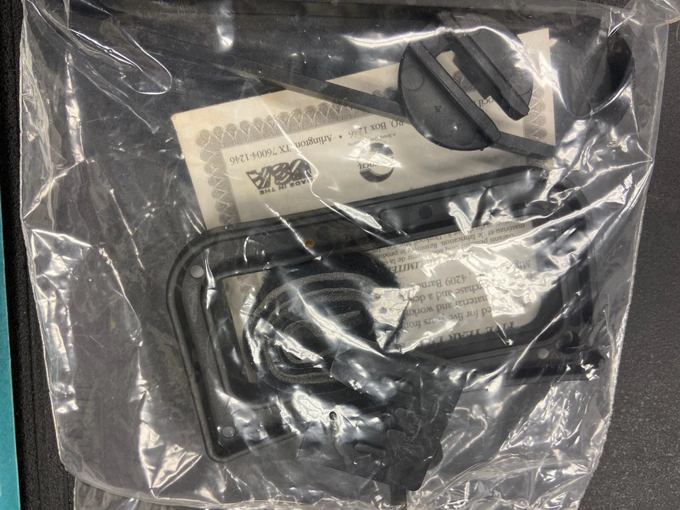 Vintage New Hang-n-Hide Pistol Gun Case Portable Lockable Locking Case 2 Keys - Image 4 of 4