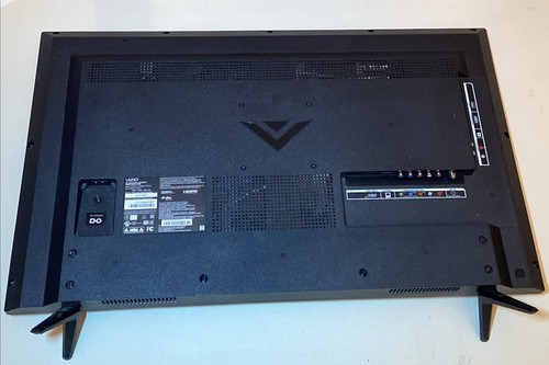 BROKEN BACKLIGHT - VIZIO D-Series 32" Class (31.5" Diag.) HD Smart TV | D32x-D1 - Picture 2 of 6
