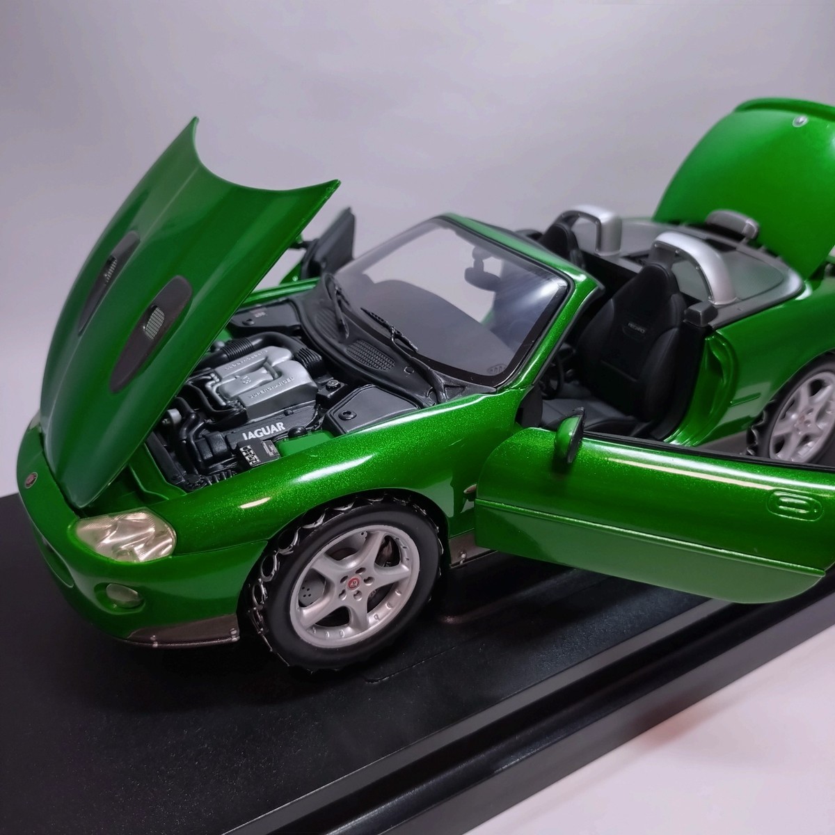 007 Die Another Day Jaguar XKR Roadster 1/18 Diecast RC2 Joyride