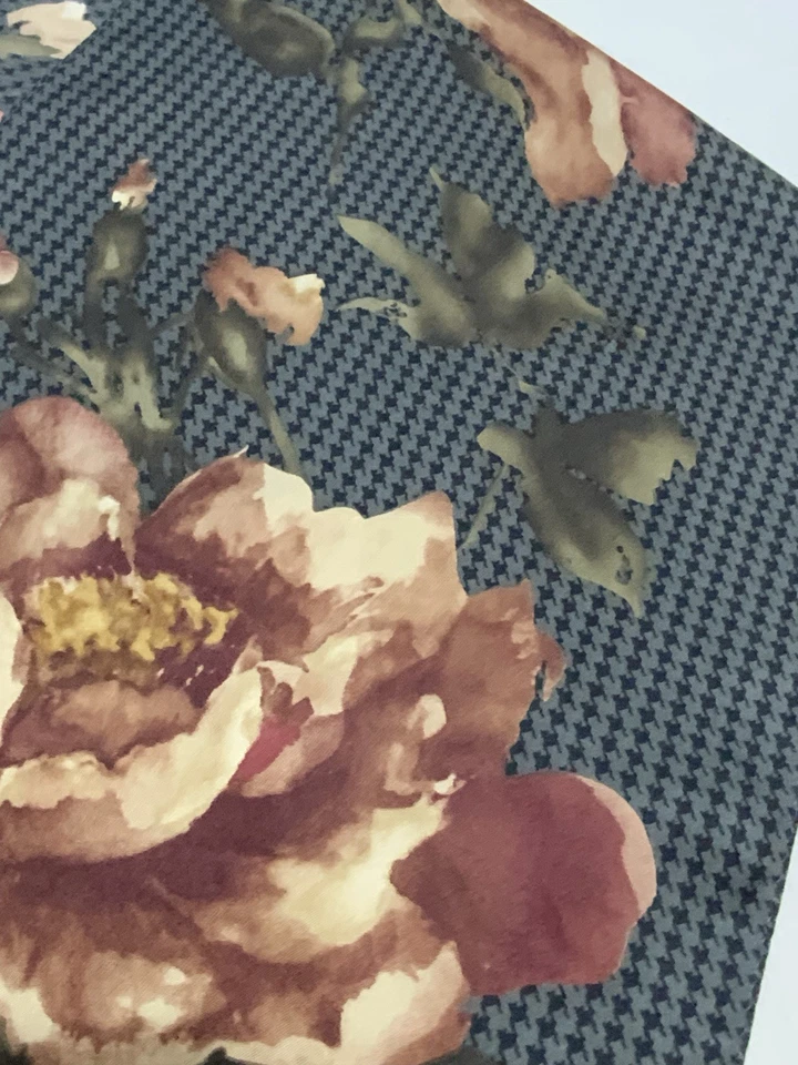 Bufanda para mujer Lauren Ralph Lauren con patrón de flores de seda rectangular gris” Foto 3 de 4