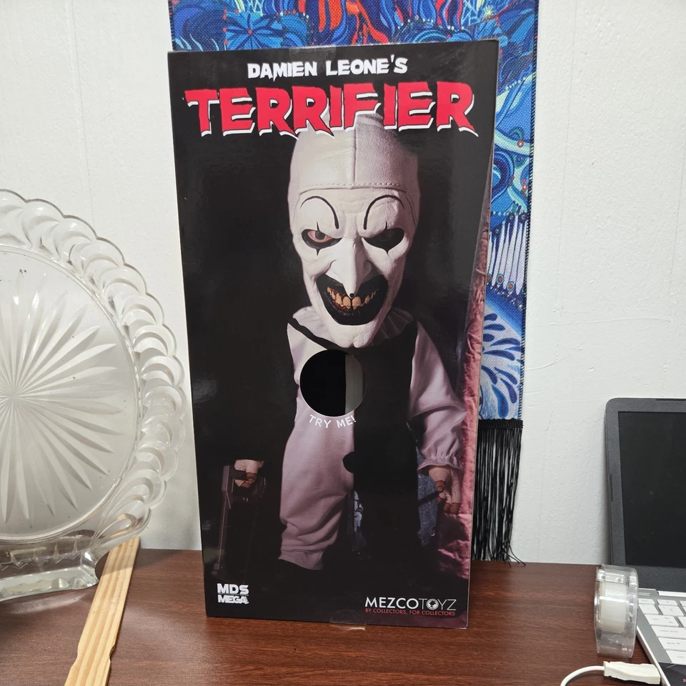 Mega muñeca Terrifier Mezco Designer Series Art the Clown MDS con sonido EN STOCK  Foto 3 de 4