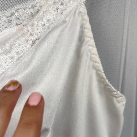 Camiseta sin mangas Cabernet blanca con ribete de encaje talla mediana de nailon Foto 4 de 4