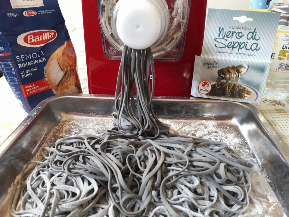 Machine à pâtes électrique avec 52 matrices - 300 watts - 900 g de pâtes - Photo 3/4