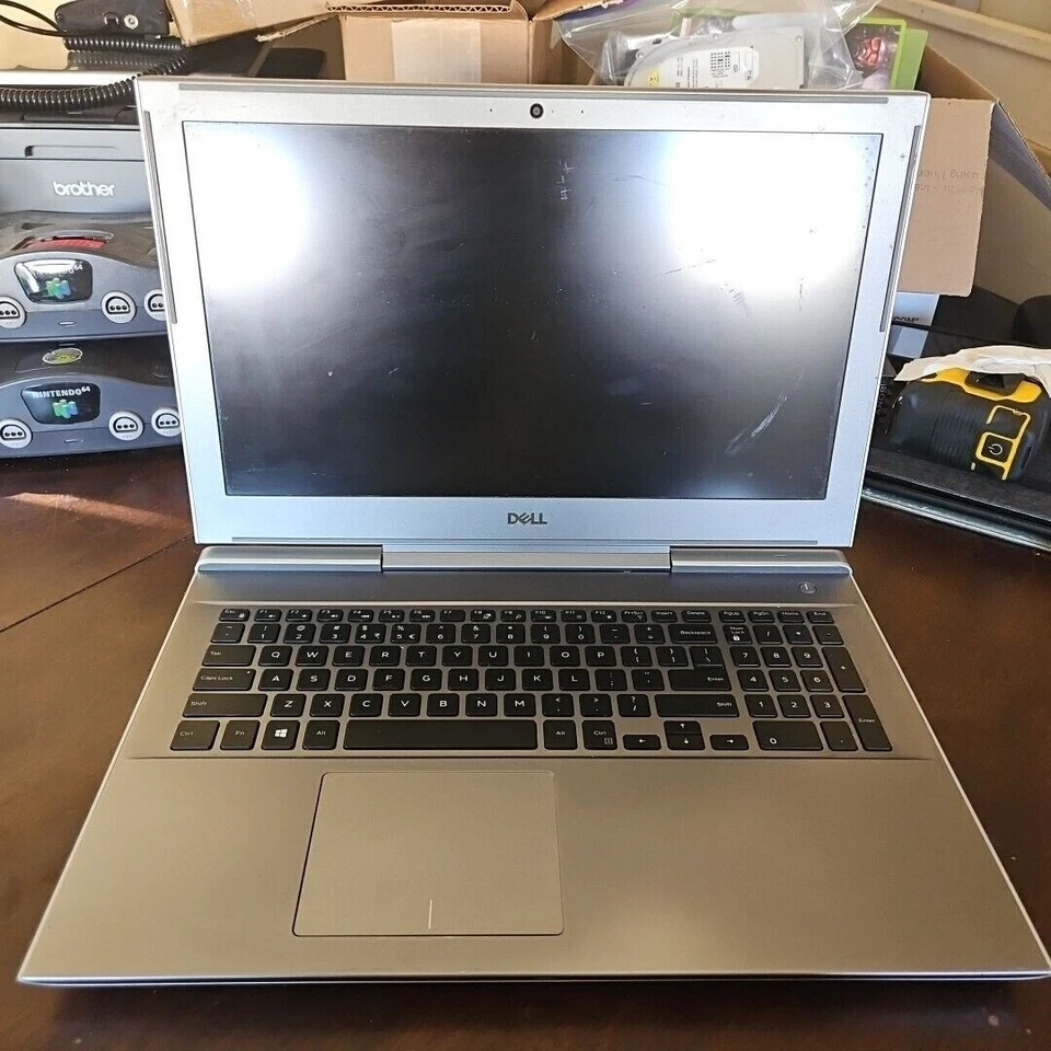 Dell Vostro 15 7570 | Ideal para juegos y desarrollo | Viene con bolsa de transporte Foto 2 de 4