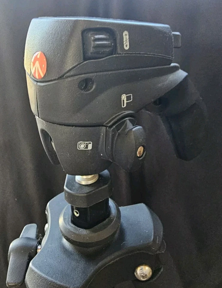 Manfrotto - 61" Compact Action Aluminum Folding Tripod - Black (MKCOMPACTACN-BK) - Image 3 of 4