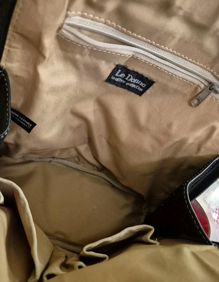 Le Donne Genuine Leather Split Zipper Strap Backpack Blak 10"Tall 10"Wide Bottom - Image 4 of 4