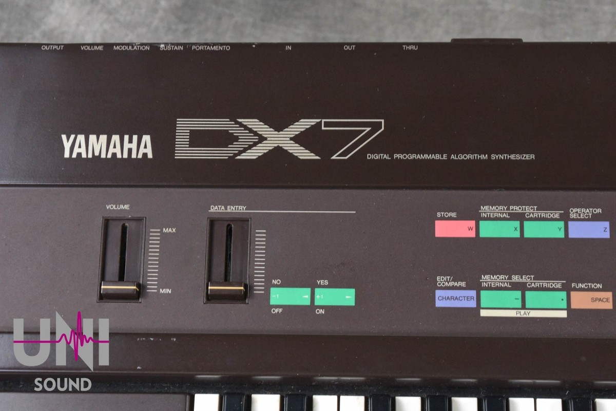 YAMAHA DX7 Digital Programmable Algorithm Synthesizer in Good