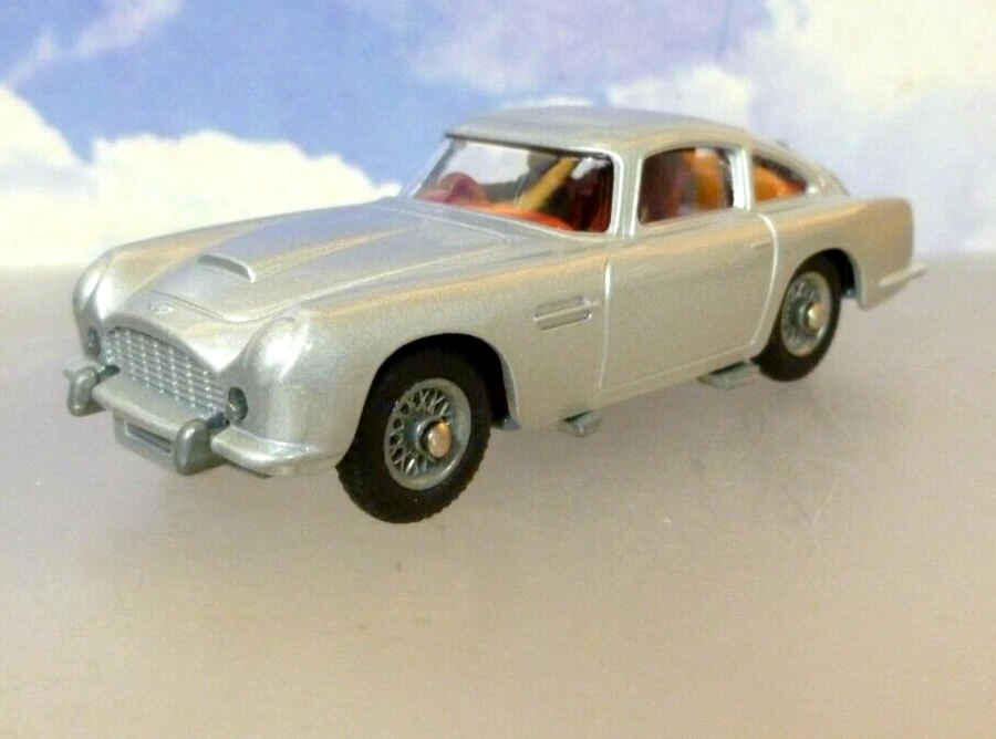 CORGI TOYS 1/46 JAMES BOND 007 GOLDFINGER 1963 ASTON MARTIN DB5 SILVER RT26101S - Image 3 of 4