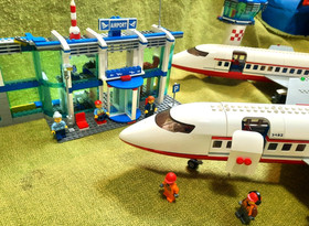 Lego Airport 3182 MegaCity Airport 2 Planes 13 Minis Ambulance CopCar 3 Building