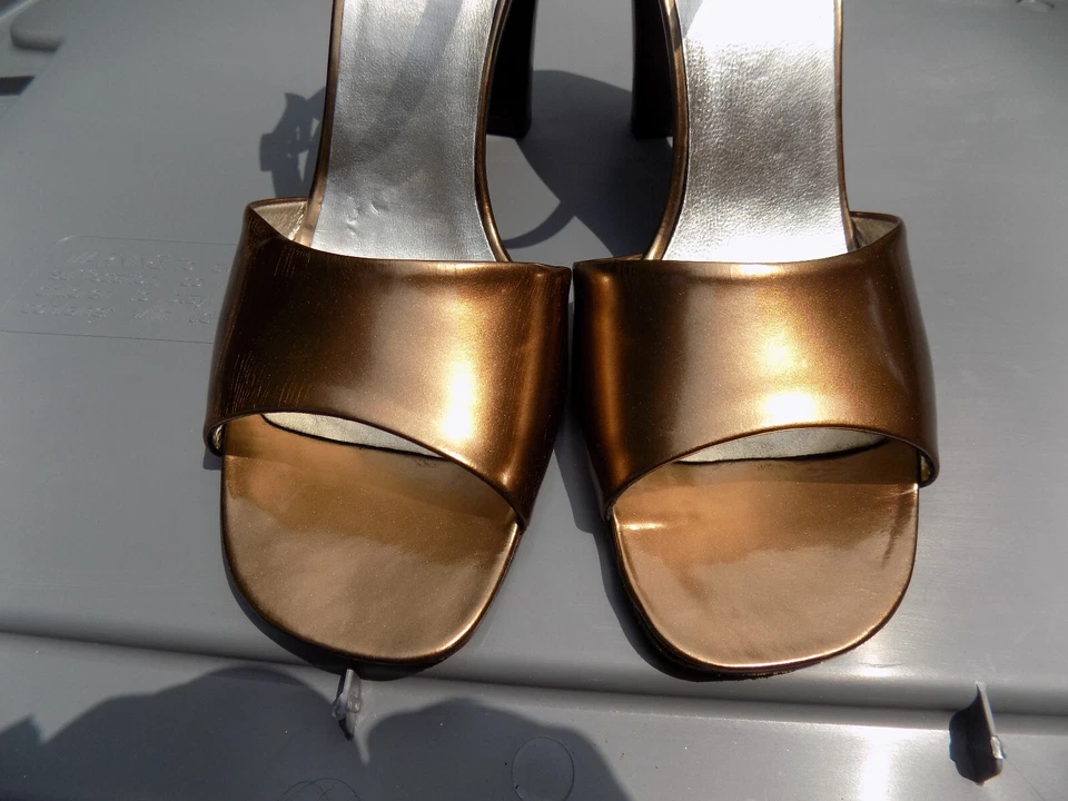 Sandalias Joan & David De Colección Metálicas Bronce Punta Abierta 3" Tacones Usadas en Excelente Condición Talla 8 Correas al Tobillo Foto 4 de 4