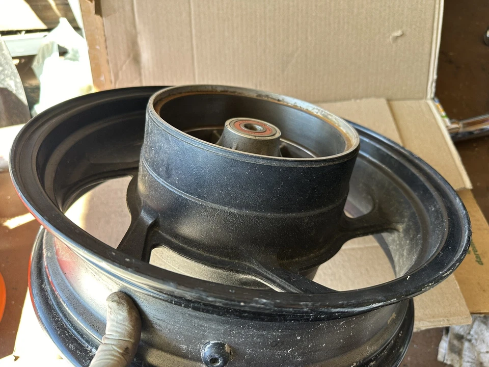 Заднее колесо в сборе 05 Suzuki VZ800 Boulevard M50 15x4,00 от оригинального производителя -12 - Изображение 3 из 4