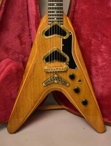 1980 Gibson V2 Flying V Natural w/HSC - Picture 2 of 24